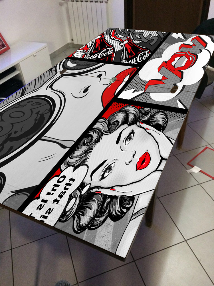 Pellicola adesiva professionale Pop Art applicata su tavolo Secret Worlds