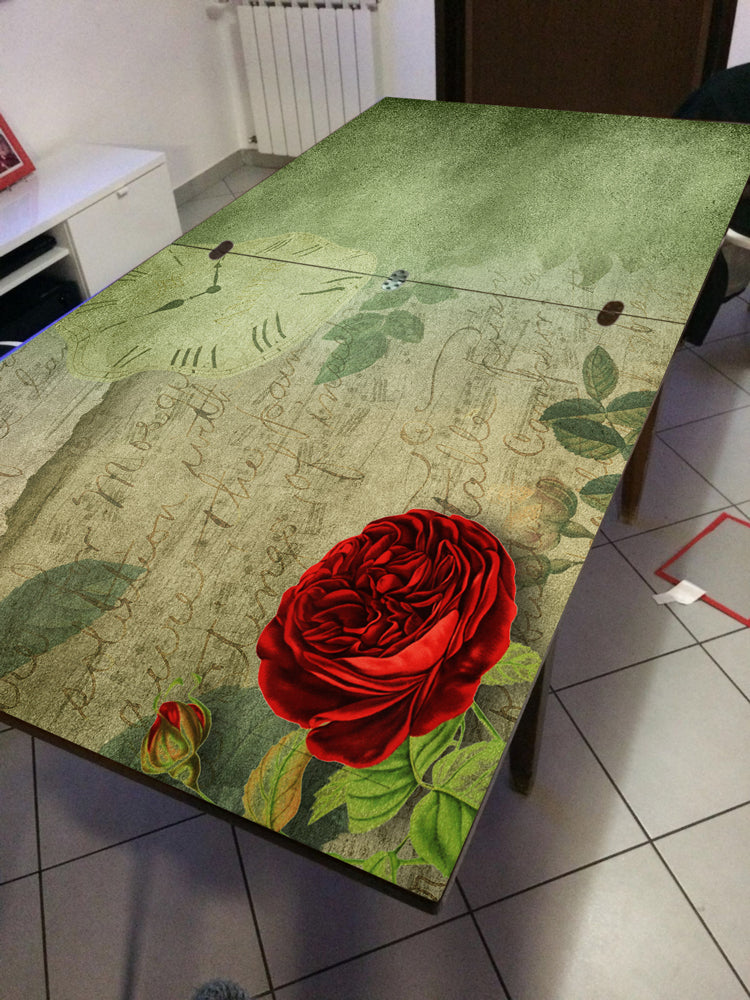 Pellicola adesiva professionale Rose stile floreale applicata su tavolo Secret Worlds