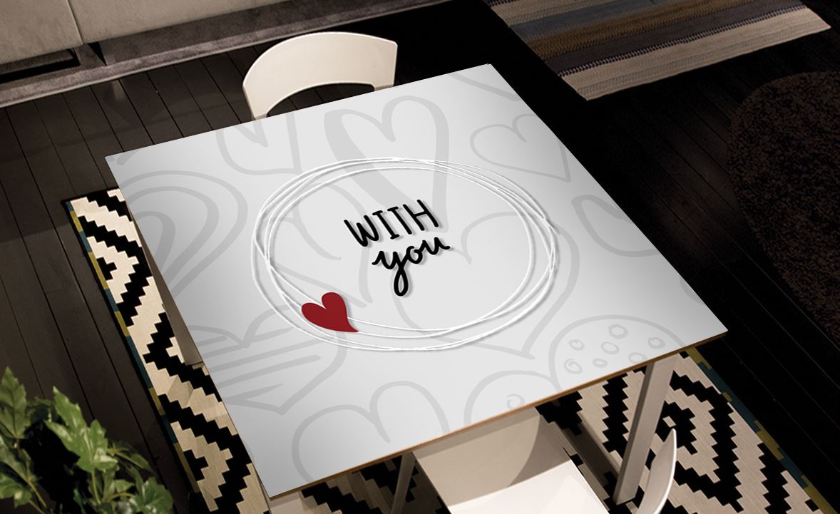 Pellicola adesiva romantica With You applicata su tavolo Secret Worlds